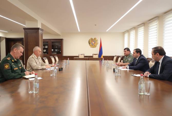 El ministro de Defensa de Armenia recibió al comandante de las fuerzas de paz rusas en Artsaj

