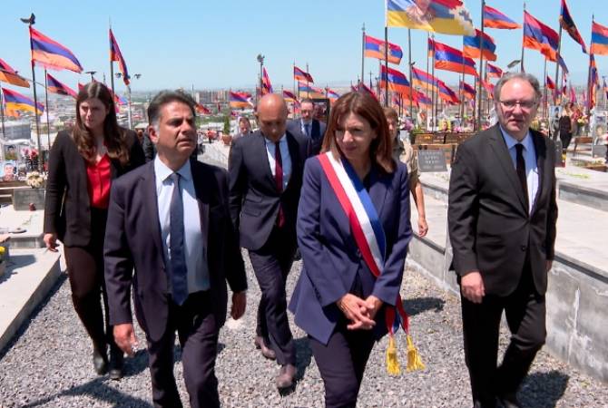 La alcaldesa de París visitó Tsitsernakaberd y el panteón militar de Ierablur

