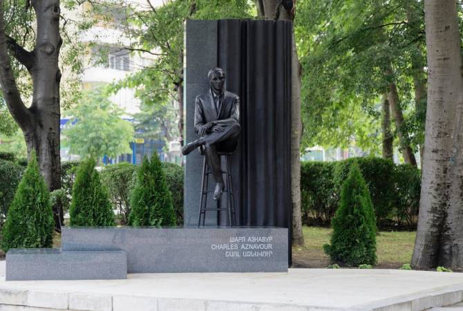 Bulgaristan'da dünyaca ünlü Ermeni şarkıcı Aznavour'un heykeli açıldı
