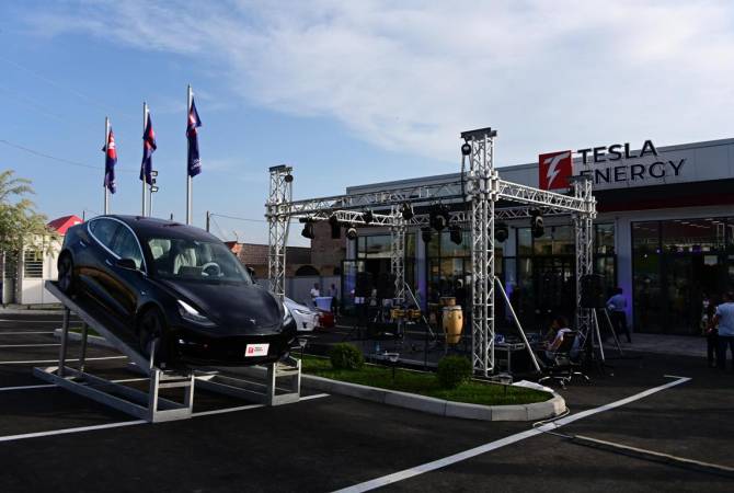 В Армении открылся специализированный салон электромобилей «Тесла»

