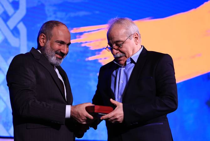Prime Minister Pashinyan awards group of devotees of Public Television
