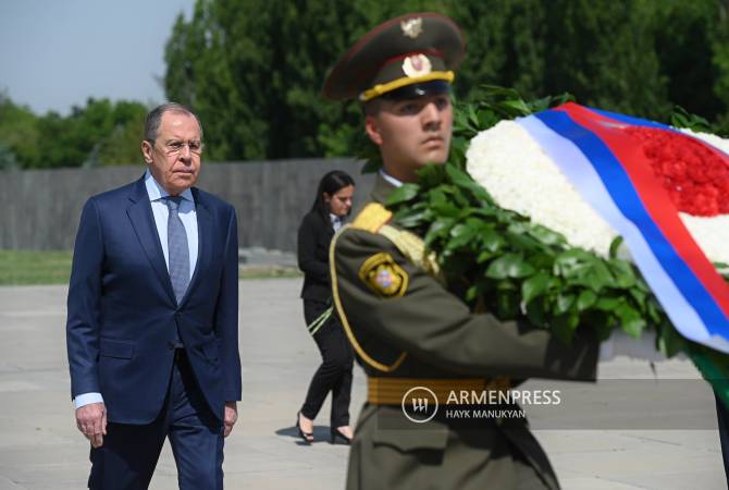 وزير خارجية روسيا سيرجي لافروف يزور تسيتسرناكابيرد في يريفان ويكرّم ذكرى ضحايا الإبادة الأرمنية