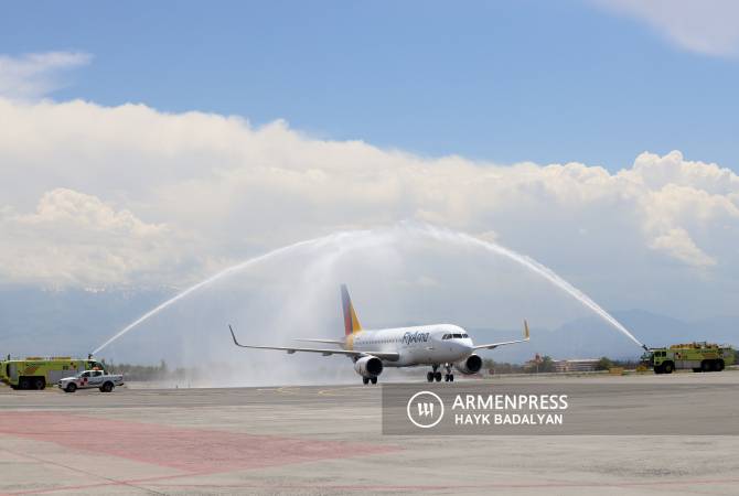 أول طائرة تابعة لشركة الطيران الوطنية الأرمنية فلاي أرنا تهبط في مطار زفارتنوتس الدولي بيريفان معلنة 
بدء الرحلات 