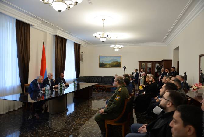 Президент Армении Ваагн Хачатурян встретился с представителями армянской общины 
России

