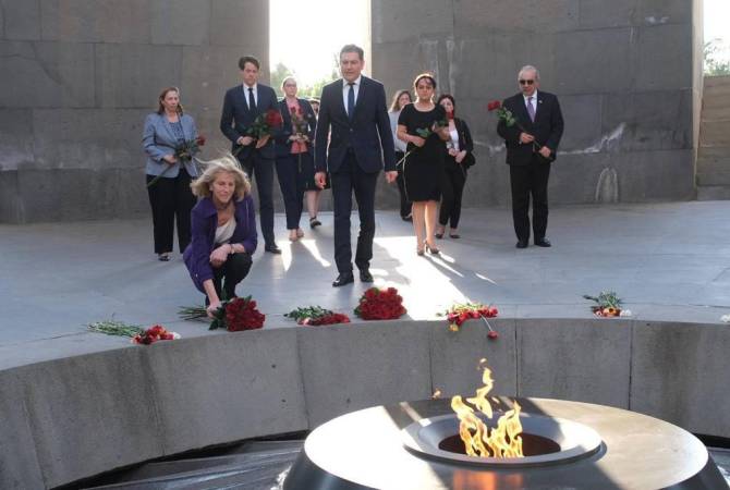 نائبة مساعد وزير الخارجية الأمريكي للشؤون الأوراسية كارين دونفريد تزور تسيتسرناكابيرد وتكرّم ذكرى 
ضحايا الإبادة الأرمنية