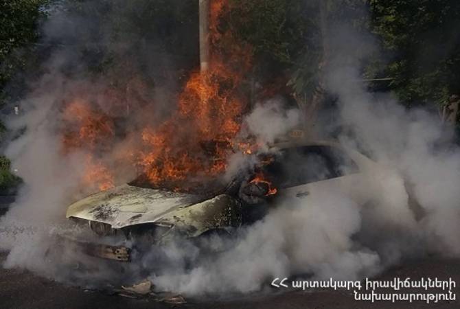 Une voiture incendiée dans la rue Svatchian

