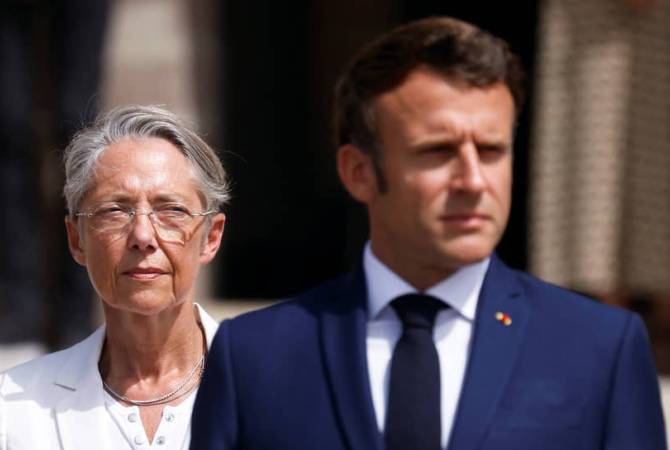  СМИ: премьер Франции подала прошение об отставке правительства, которое отклонил 
президент
 