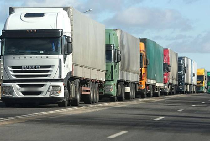Ситуацию на КПП Верхний Ларс можно исправить, обеспечив отсутствие очередей 
грузовых машин: министр экономики РА