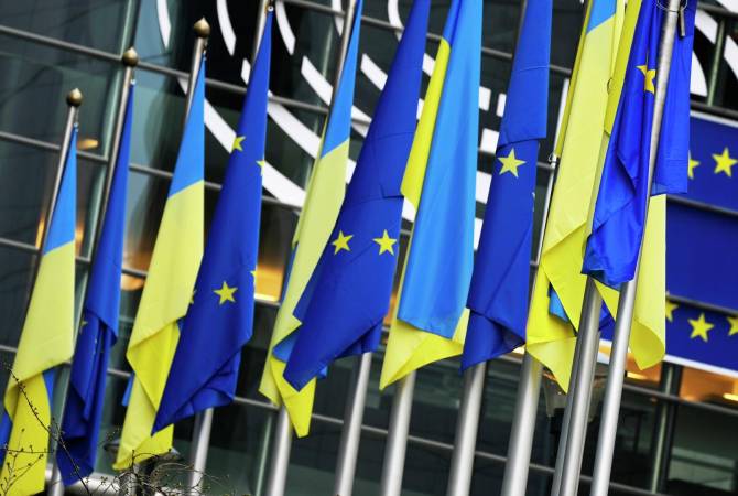 Европарламент призвал предоставить Украине статус кандидата в ЕС

