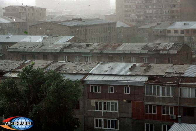 Երևանում  քամին վնասել է շինությունների տանիքներ, կոտրել ծառեր և պոկել 
էլեկտրական լարեր