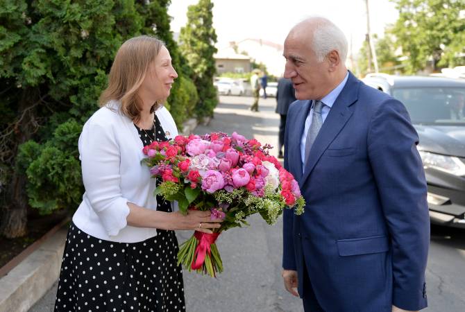Президент Армении по случаю Дня независимости США посетил резиденцию посла США в 
Армении
