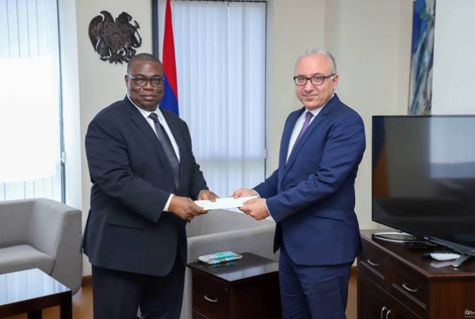 The newly appointed Ambassador of Benin presents the copy of credentials to Armenian Deputy 
FM