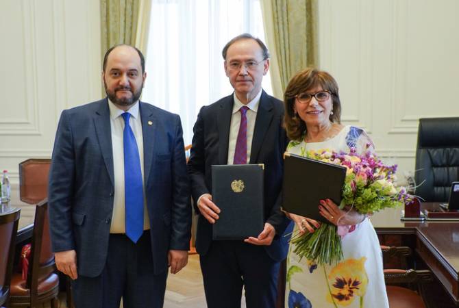 Акира Ишияма и Салпи Агаракян за гуманитарную деятельность награждены грамотами 
премьер-министра Армении

