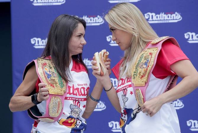Американка съела 40 хот-догов за десять минут и одержала победу в конкурсе

