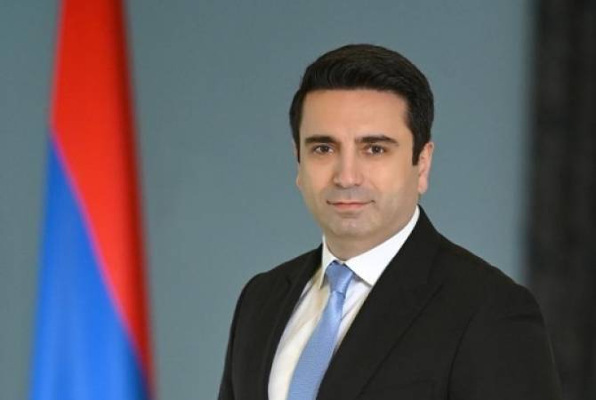 Alén Simonián: La sociedad armenia ha demostrado que rechaza las acciones contra el orden 
constitucional