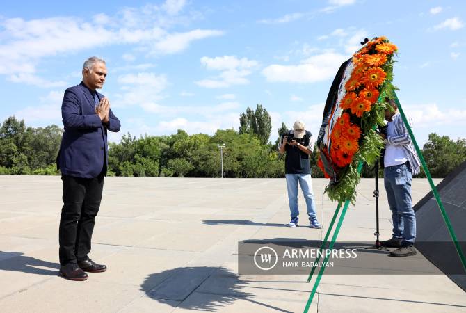 سكرتير الغرب بوزارة خارجية الهند سانجاي فيرما يزور نصب تسيتسرناكابيرد في يريفان ويكرّم ذكرى 
ضحايا الإبادة الأرمنية