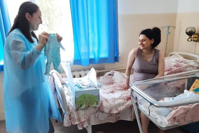 Las madres de 161 niños nacidos en Artsaj recibieron cajas con regalos de la Fundación “Anná 
Astvatsaturián”