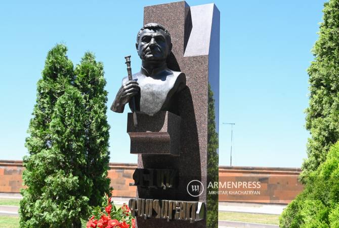 Bust of legendary duduk player Jivan Gasparyan unveiled in Yerevan