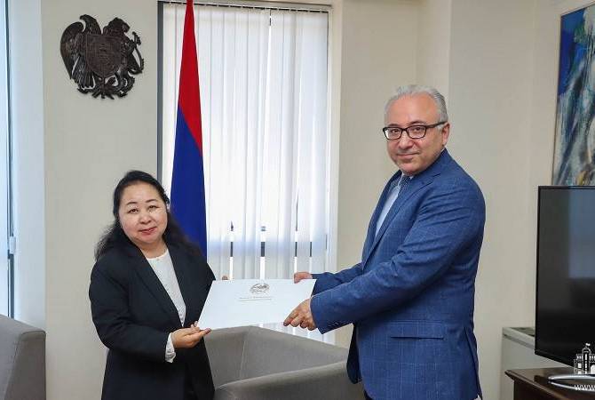 Ambassador of the Lao People's Democratic Republic hands over copies of credentials to 
Deputy FM of Armenia