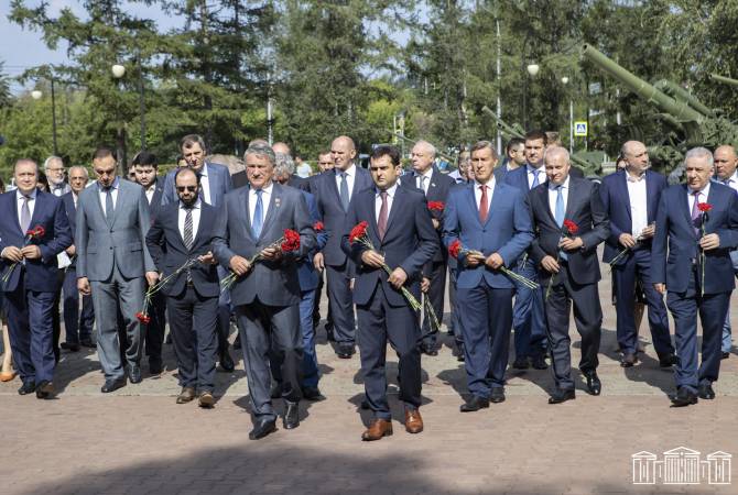 Le Vice-président de l’AN rend hommage au Mémorial de la Flamme éternelle de la Victoire à 
Krasnoyarsk