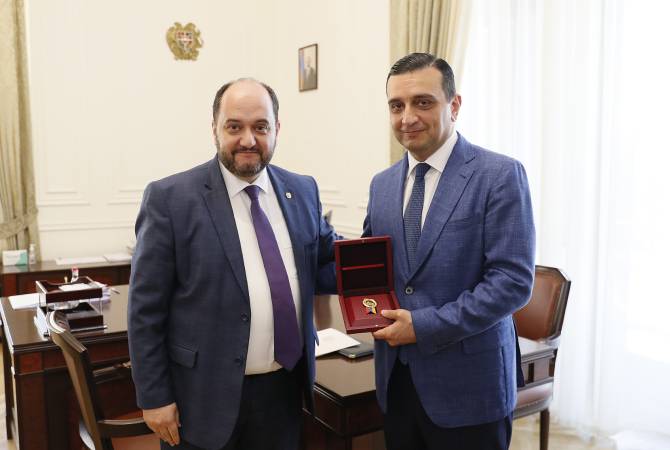 Ректор Ереванского государственного медицинского университета награжден памятной 
медалью премьер-министра РА
