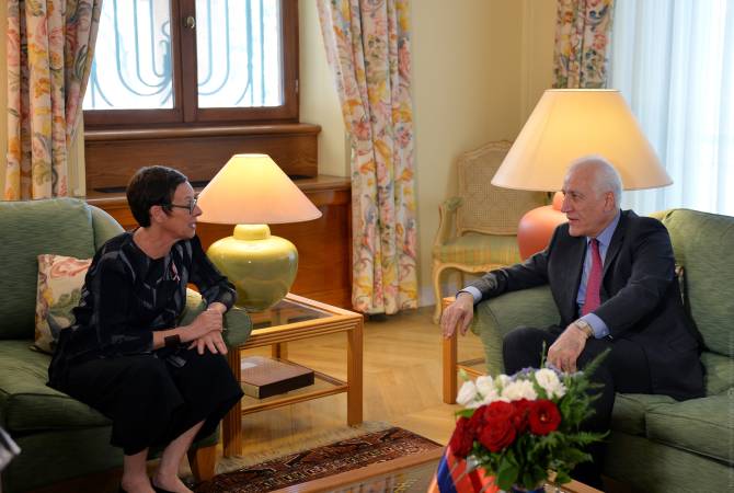 Le Président et l'Ambassadrice Louyot soulignent le développement des relations arméno-
françaises