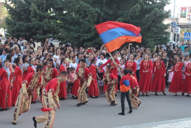 День Тали́на сплотил жителей разных общин Арагацотна: участвовал и губернатор Сергей 
Мовсисян