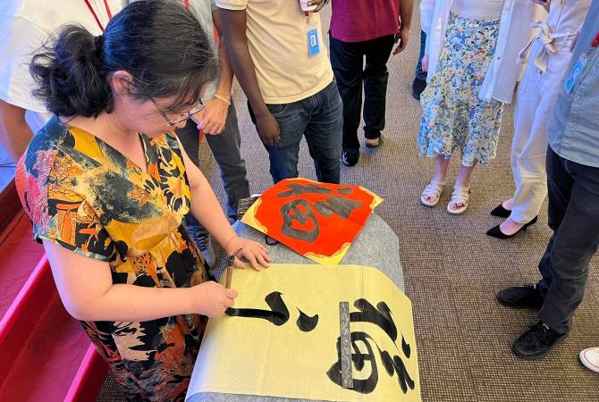 Китайский мастер раскрыл журналистам секреты китайской каллиграфии