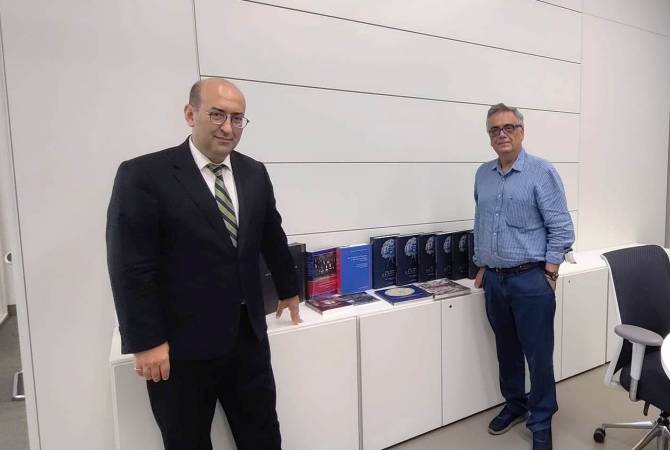 Посол Мкртчян передал в дар Национальной библиотеке Греции книги о Геноциде армян 
и истории армянского народа
