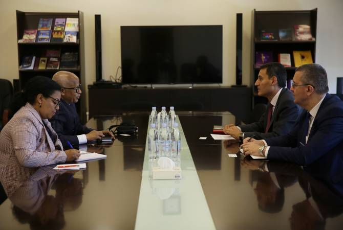 El viceministro de Educación de Armenia y el embajador de Etiopía analizan la cooperación 
bilateral