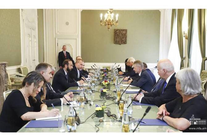 Ararat Mirzoián trató el tema de los prisioneros de guerra con el presidente del senado de la 
República Checa
