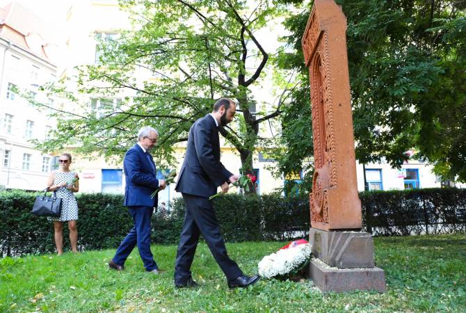 FM Mirzoyan lays wreath at cross-stone dedicated to Armenian-Czech friendship