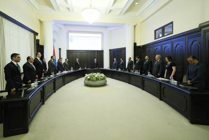 Les membres du Cabinet observent une minute de silence en l'honneur des militaires tombés 
en Artsakh