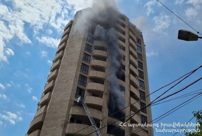 МЧС РА из-за пожара эвакуирует жильцов здания 42/2 на улице Айрика Мурадяна в 
Ереване