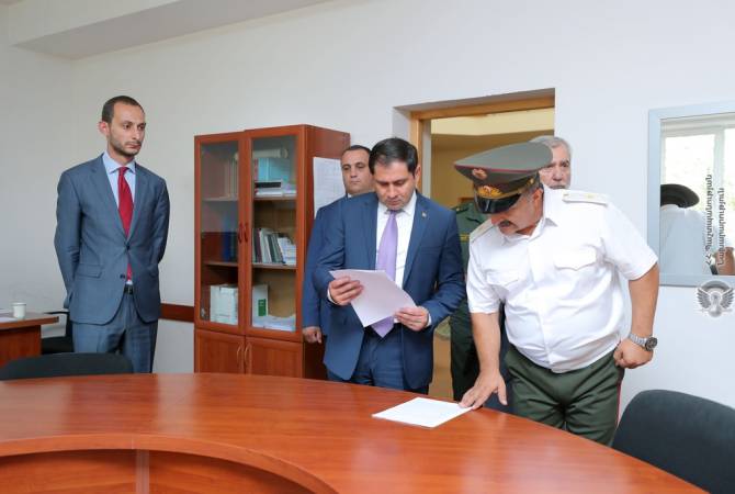 El ministro de Defensa de Armenia entregó diplomas a egresados de la maestría en “Gestión 
estatal y militar”