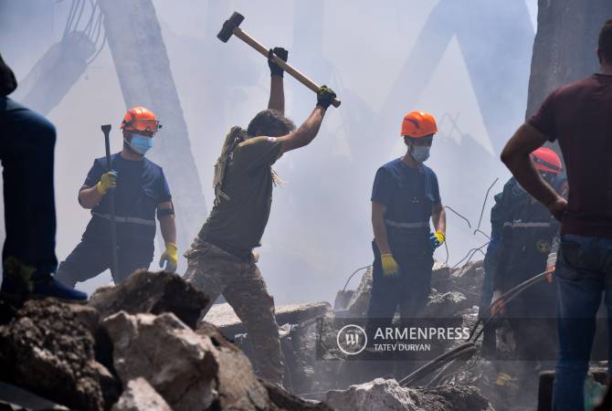 МЧС Армении продолжает поисково-спасательные работы на территории торгового 
центра «Сурмалу», пожар потушен

