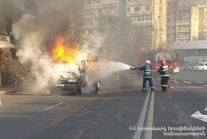 На перекрестке улиц Прошяна-Демирчяна в Ереване сгорел микроавтобус