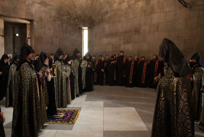 В Первопрестольном Святом Эчмиадзине совершен поминальный обряд в память о 
жертвах взрыва в ТЦ «Сурмалу»