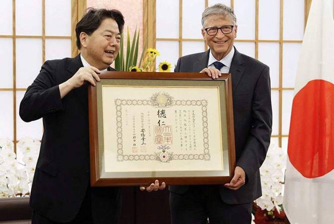    Глава МИД Японии Ёсимаса Хаяси вручил Биллу Гейтсу орден Восходящего солнца
