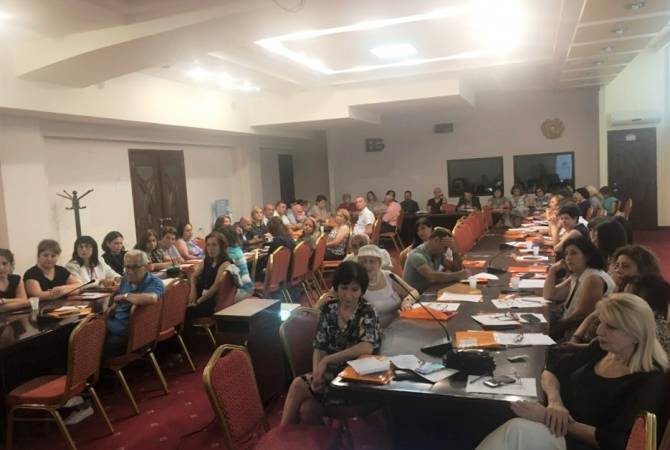 En la conferencia pan-armenia de educación se discute el rol de las escuelas armenias de la 
diáspora