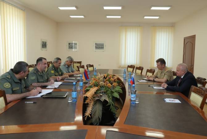 Le chef d'état-major général et l'ambassadeur de Russie discutent de la coopération militaire  