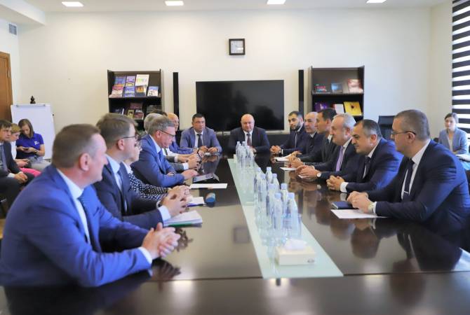  Ваграм Думанян принял делегацию, возглавляемую губернатором Омска 