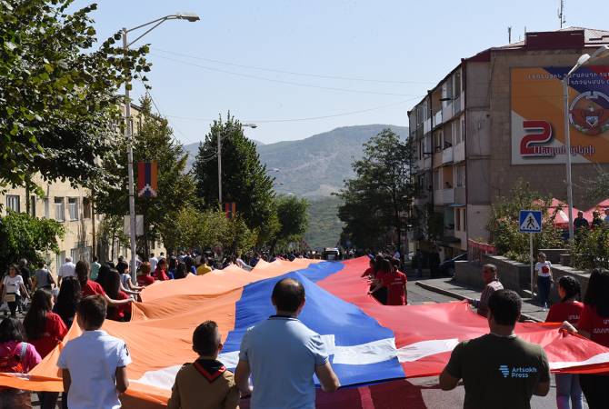Marcha y acto en Stepanakert en el día de la independencia de Artsaj