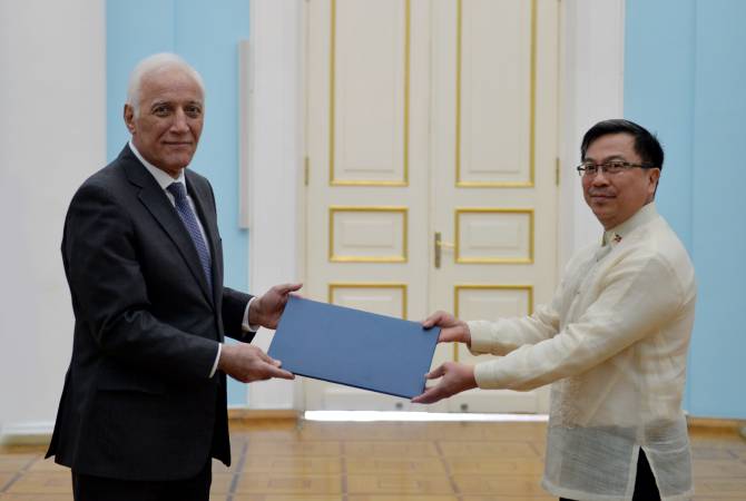 Le nouvel Ambassadeur des Philippines présente ses lettres de créance au Président 
Khatchatourian