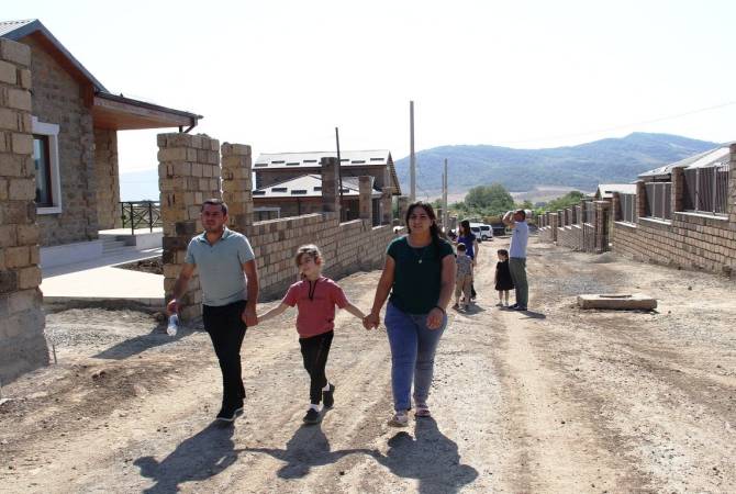 Más de 90 familias de Artsaj recibieron por sorteo casas en un barrio nuevo