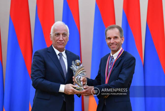 Armenian President bestows Global IT Award to IBM’s Leon Stok 