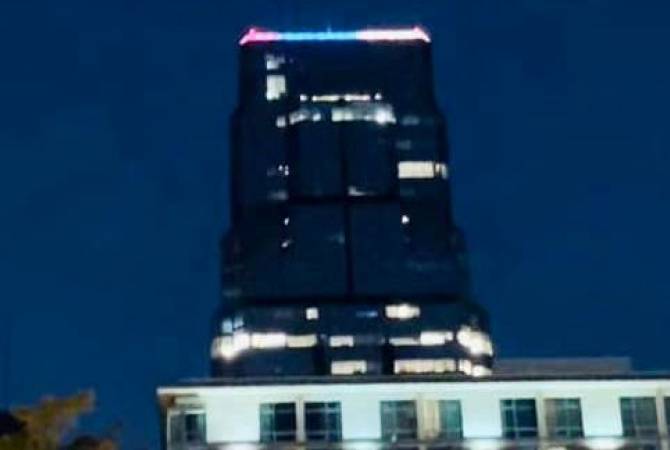 Կանզասի ամենաբարձր շենքը լուսավորվել է Հայաստանի դրոշի գույներով