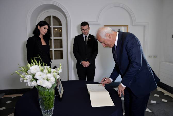 Президент Армении сделал запись в книге соболезнований, открытой в связи со смертью 
королевы Елизаветы II

