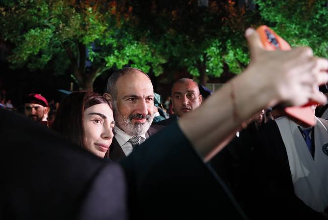 53 ٪ من المشاركين من المواطنين الأرمن باستطلاع "المعهد الجمهوري الدولي" يقيمون عمل رئيس 
الوزراء نيكول باشينيان بالإيجابي