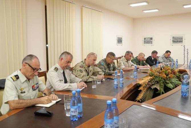 Министерство обороны Армении представило военным атташе аккредитованных в 
Армении посольств ситуацию на границе